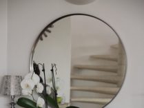 Espejo redondo y mueble de recibidor